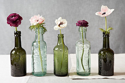 Botellas de cristal como floreros